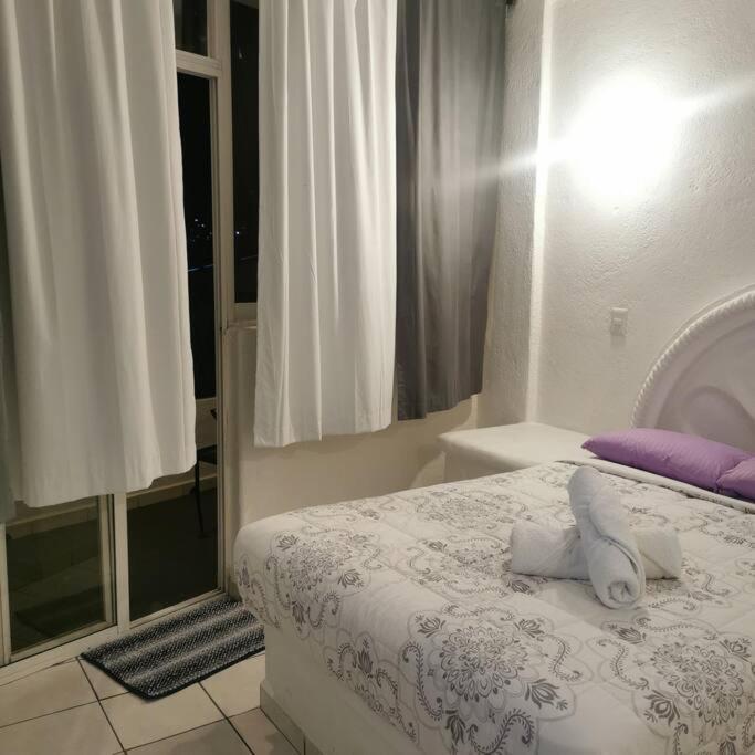 Lovely Studio Apartment With Balcony Ac & Wi-Fi, Minutes From Downtown! Zihuatanejo Bagian luar foto